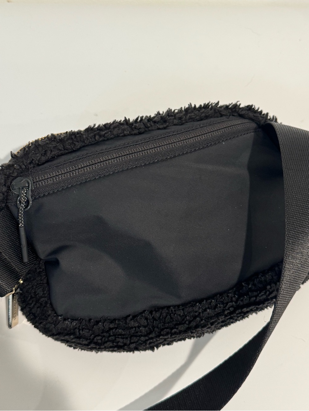 Lululemon Everywhere Fleece Belt Bag black and gold - Picture 2 of 15